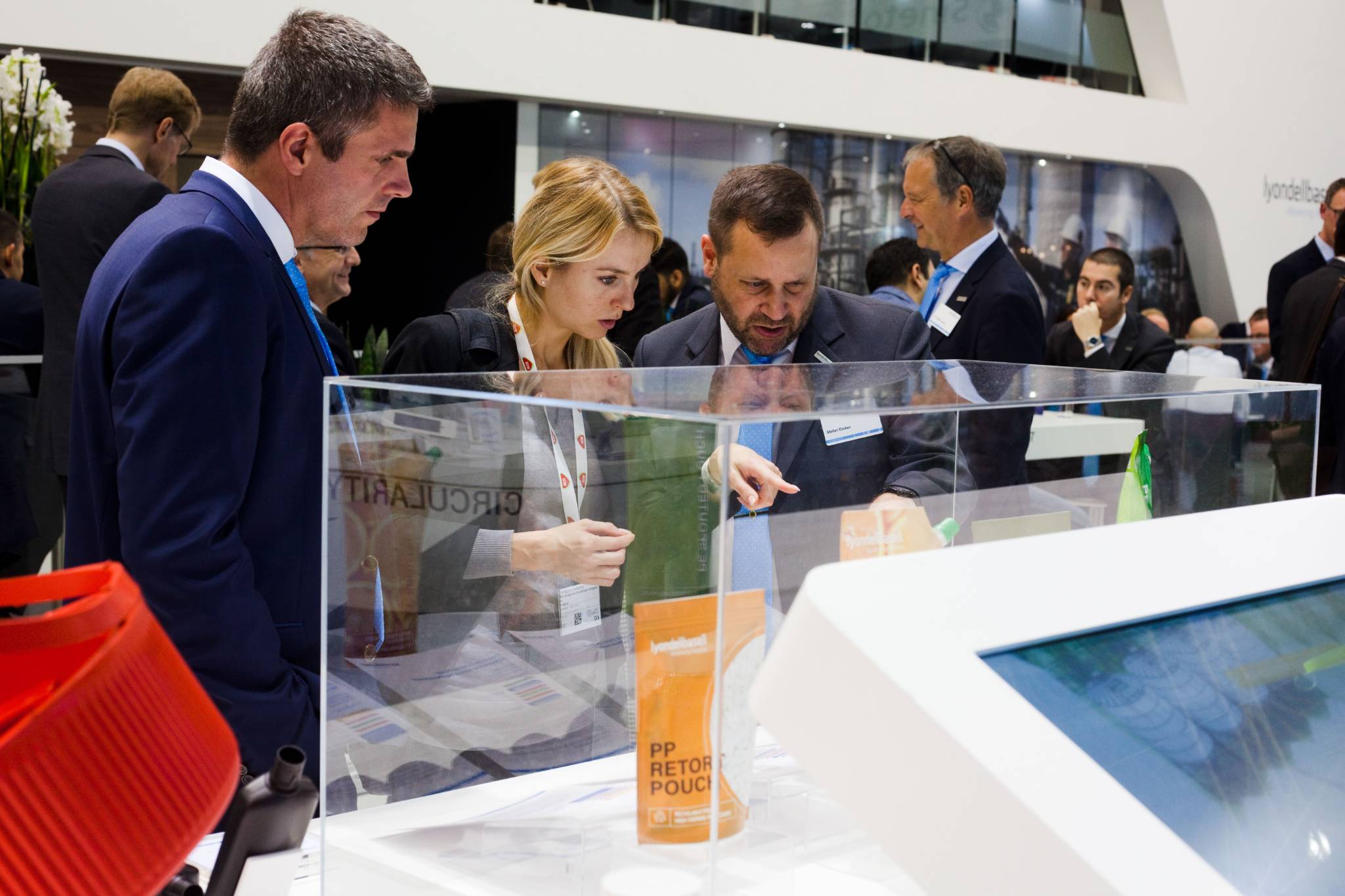 Messestand mit Besuchern Lyondell Basell Industries