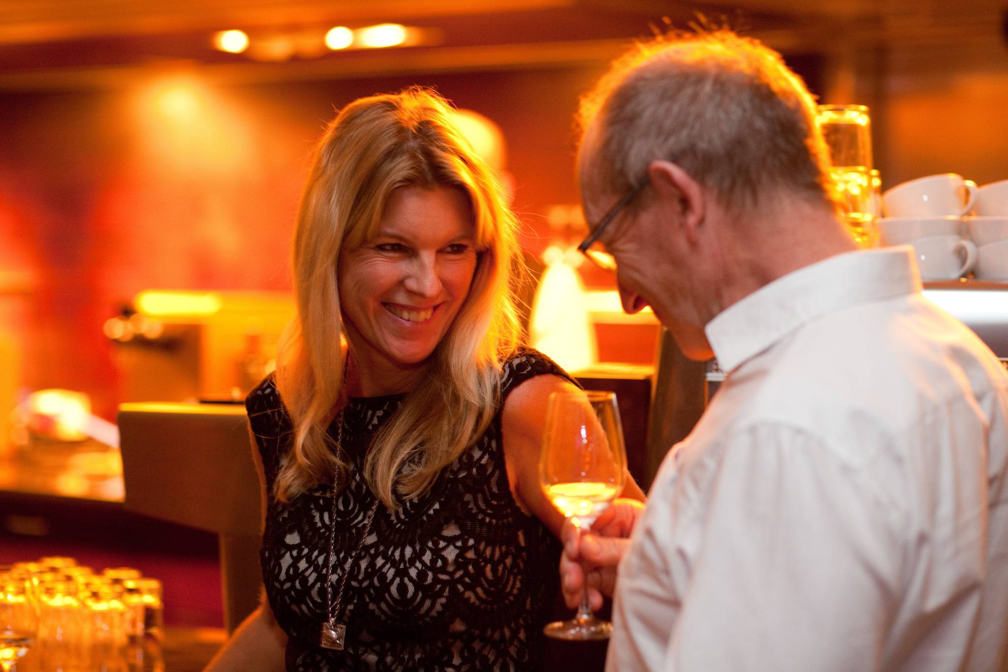 Unterhaltung vor Bar