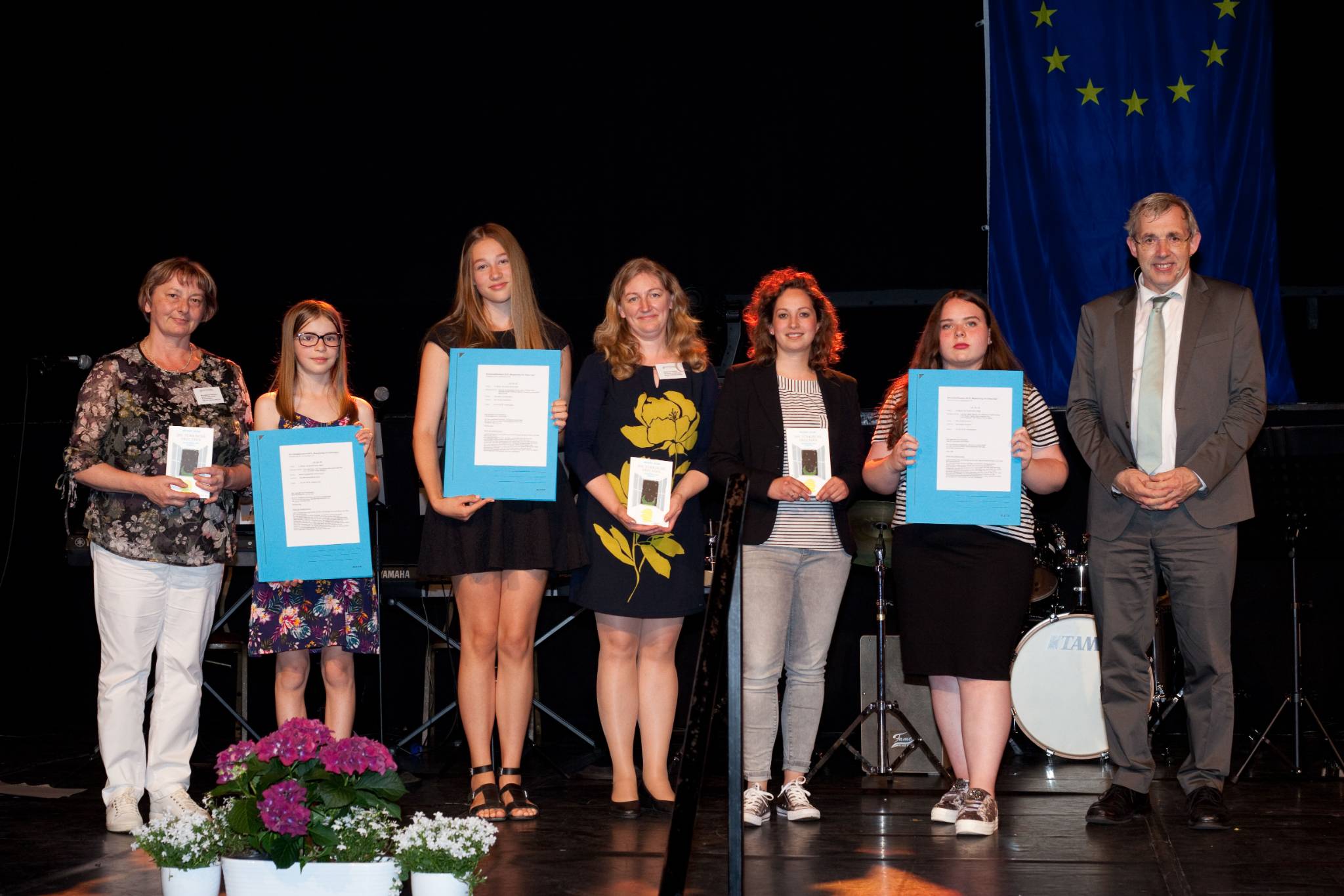 Schülerwettbewerb 2018, Gewinner mit  Urkunden