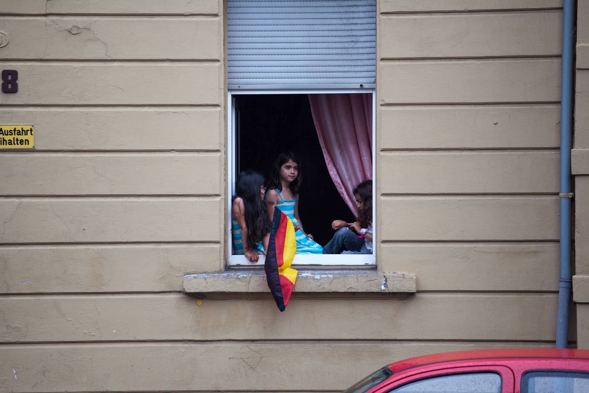 Ausländische Kinder mit Deutschlandfahne