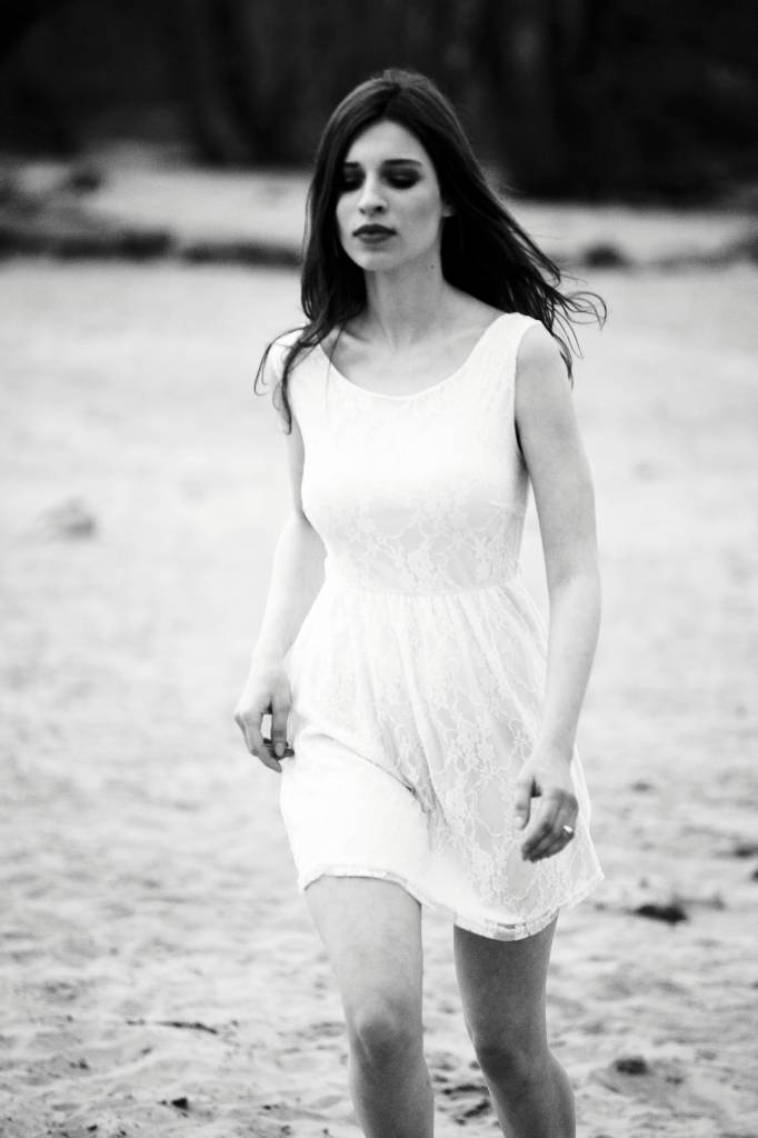 Frau im weißen Kleid, Strand