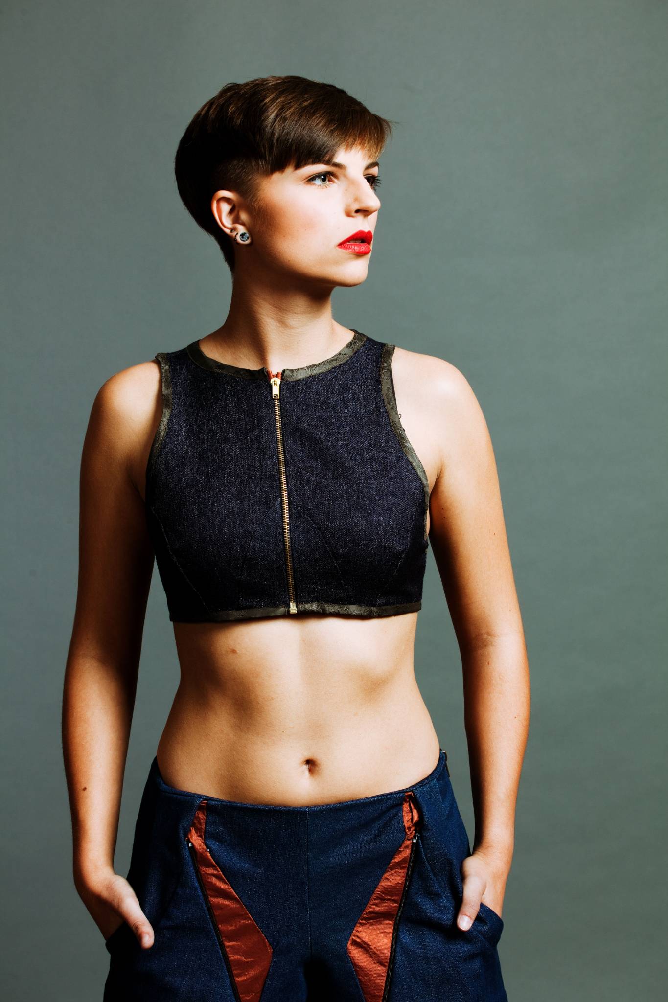 Model in bauchfreiem Oberteil