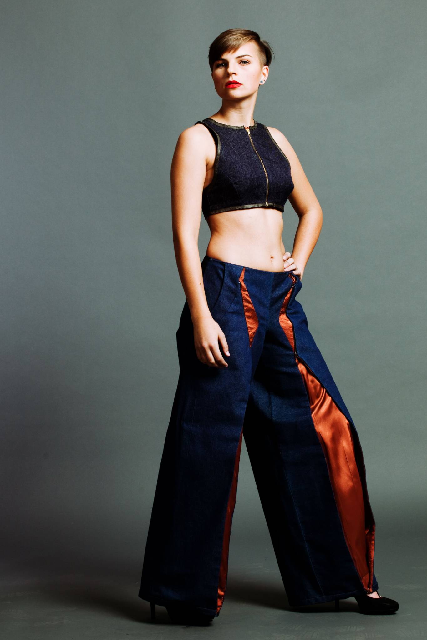 Model in bauchfreiem Oberteil, Schlaghose