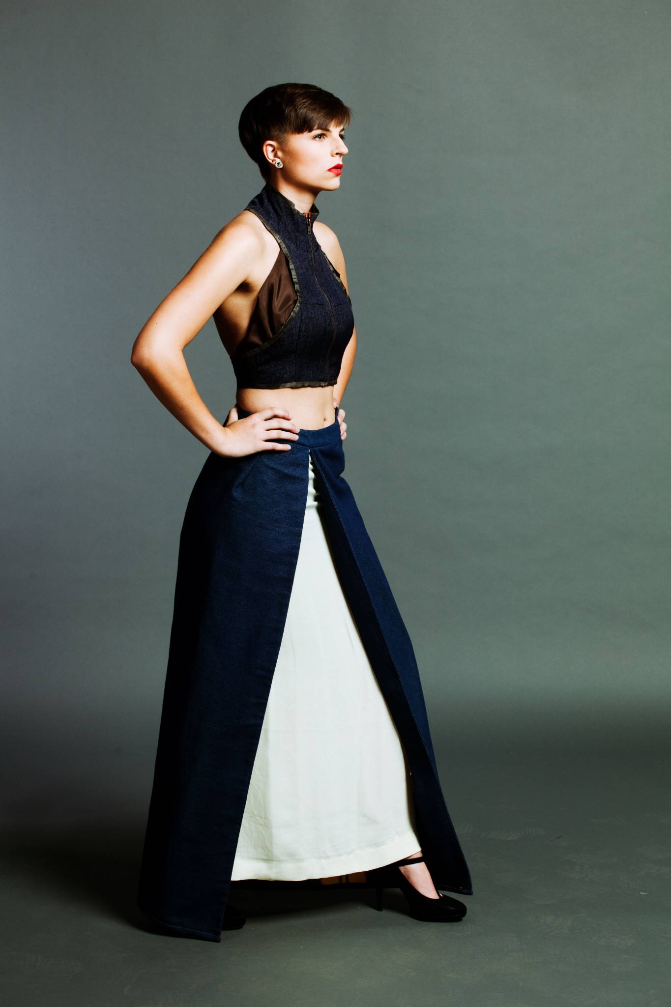 Model in bauchfreiem Oberteil, Rock