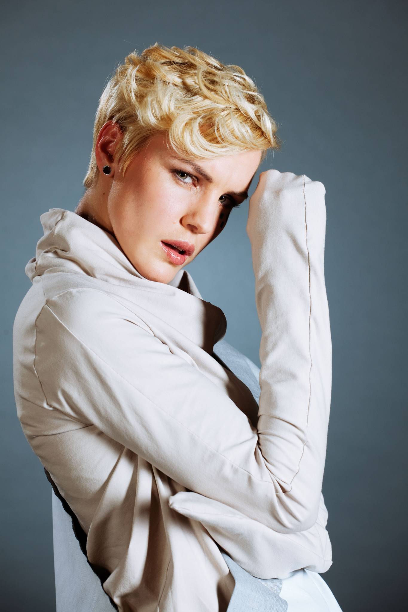 Model, in hellem Outfit, posing