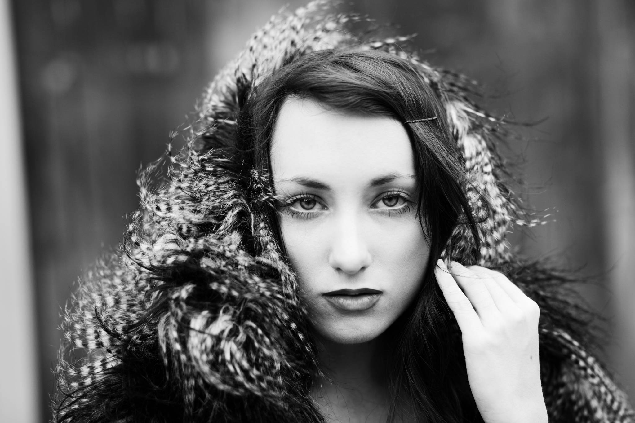 Portrait Frau mit Federbolero