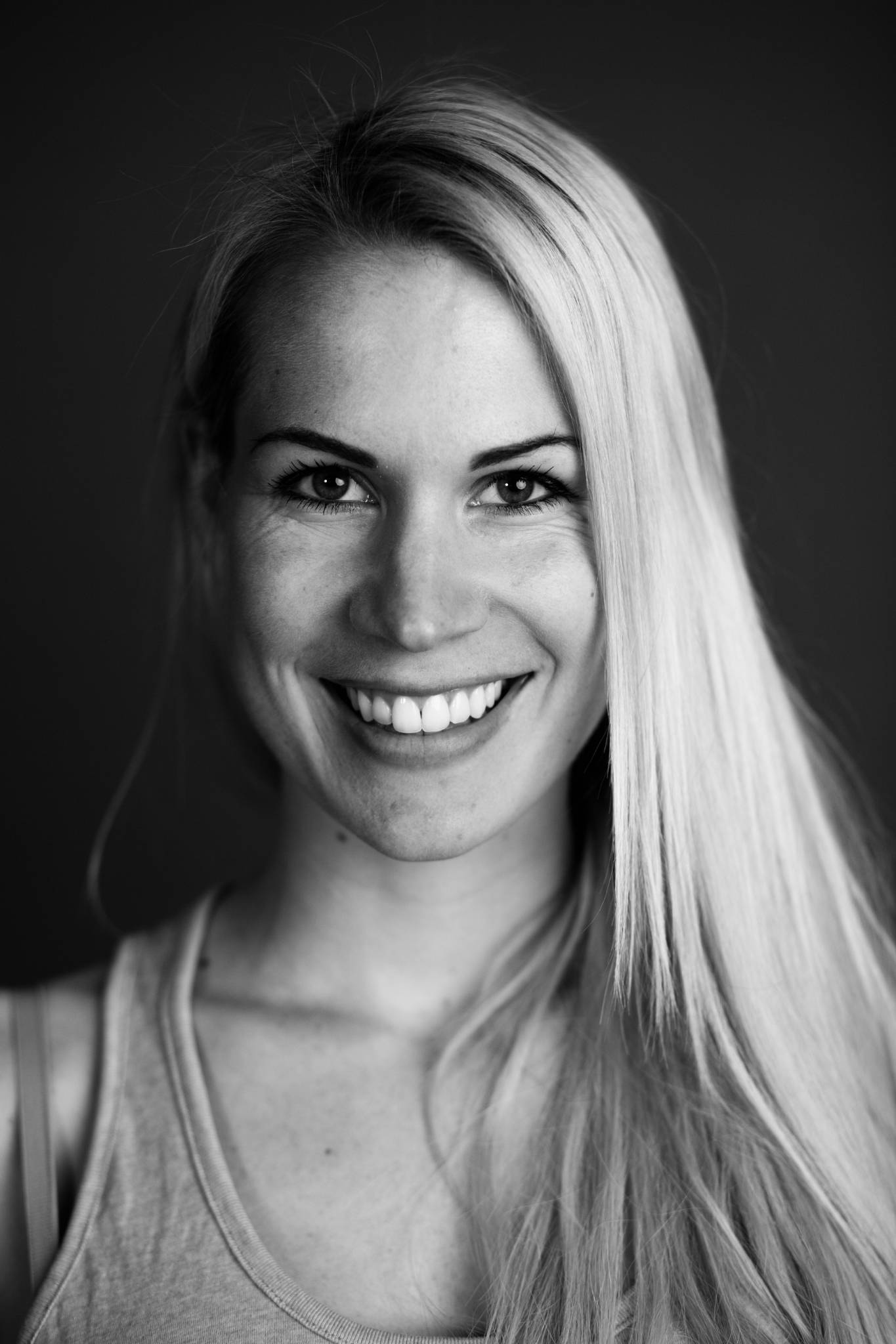 Christina Noecker, Portrait frontal, lachend