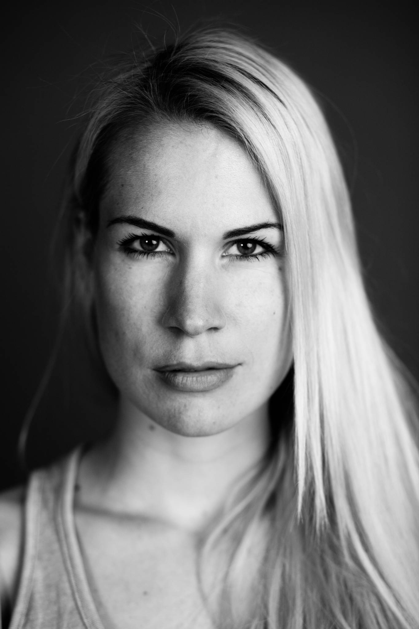 Christina Noecker, Portrait frontal, ernst