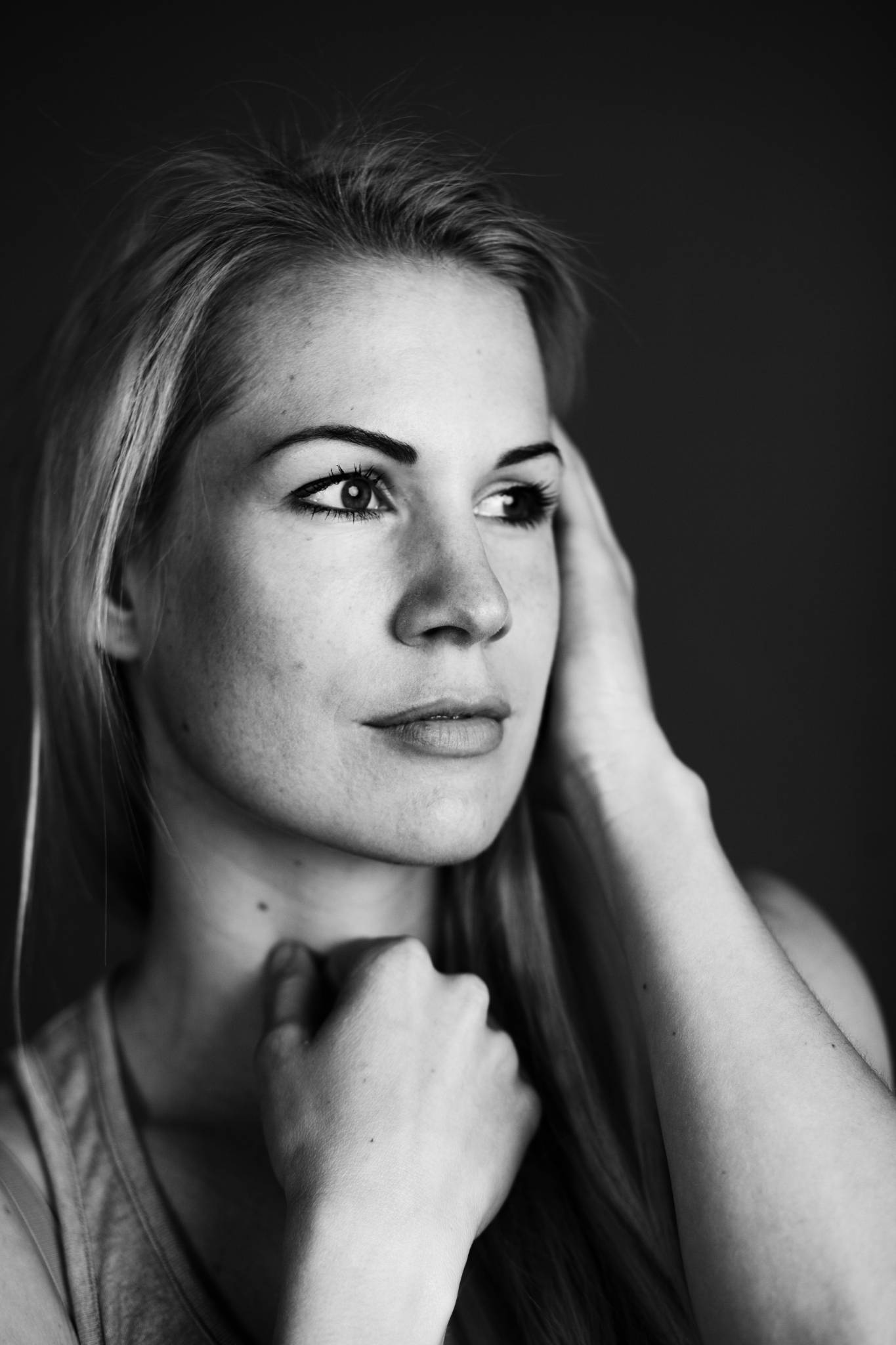 Christina Noecker, Portrait, Hand am Gesicht