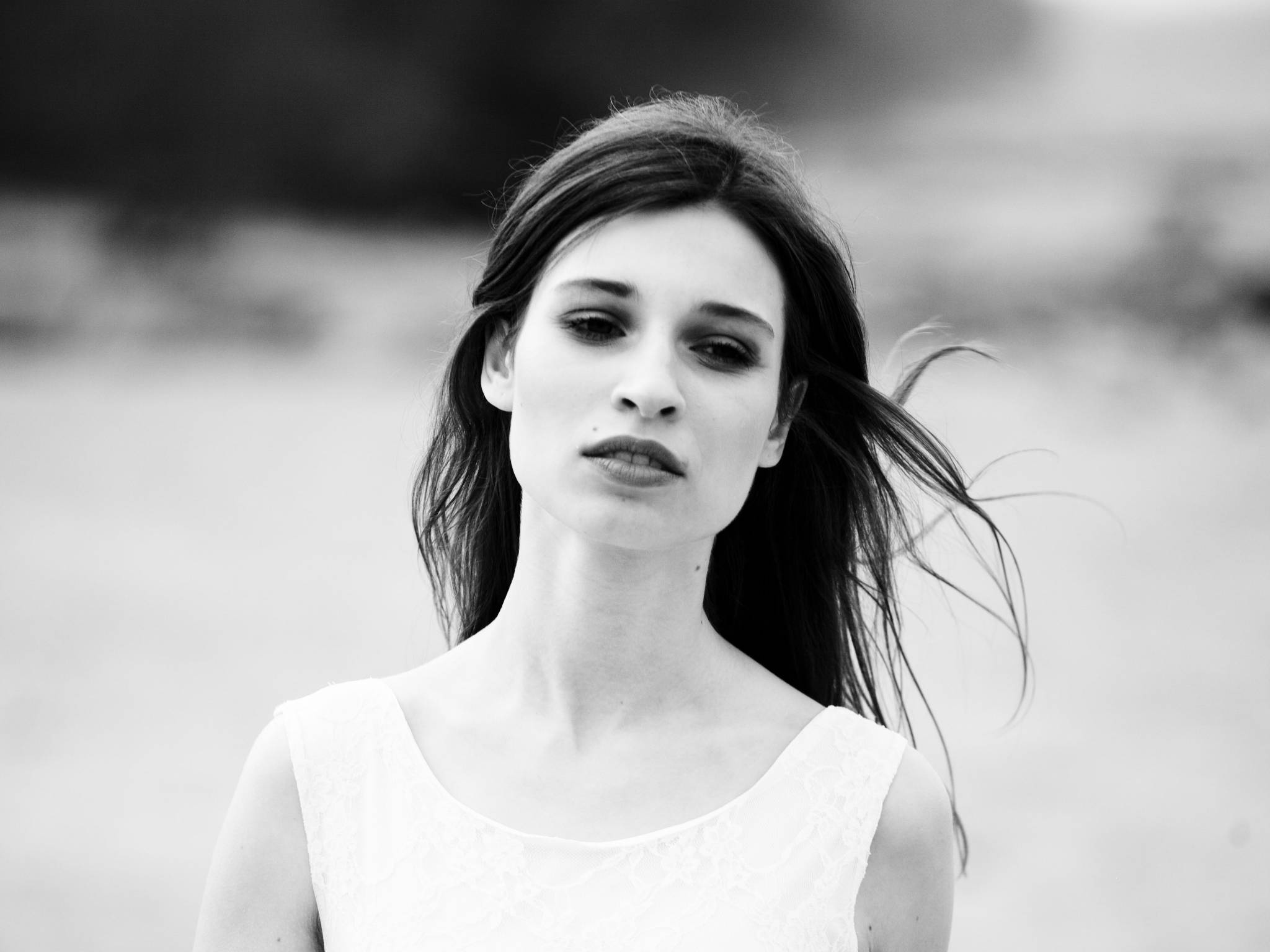 Frau läuft mit wehendem Haar