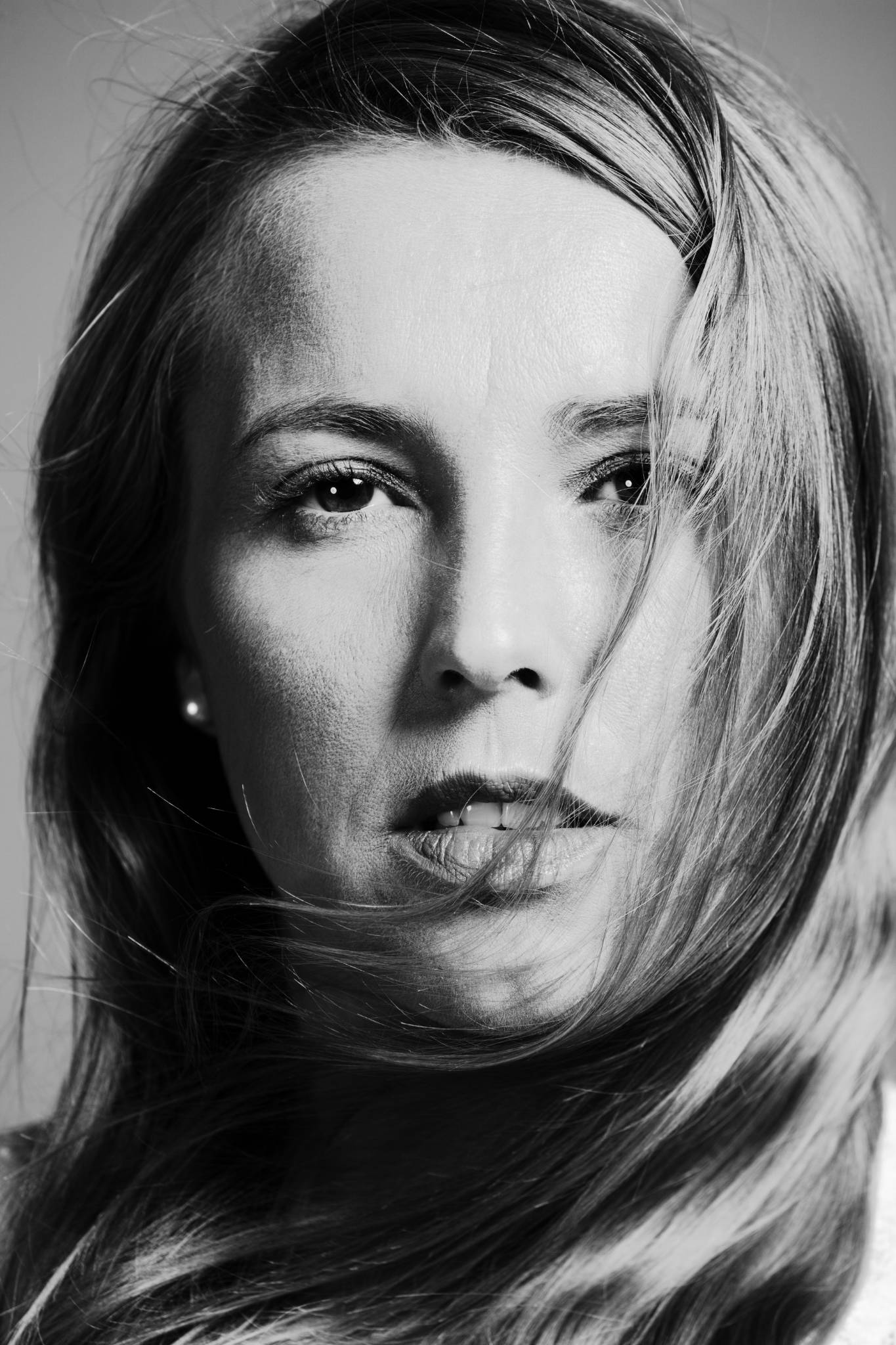 Frau Haare im Gesicht, Portrait