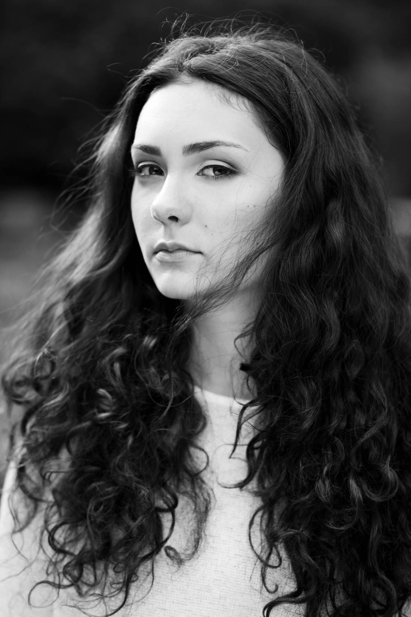 junge Frau, lange lockige Haare