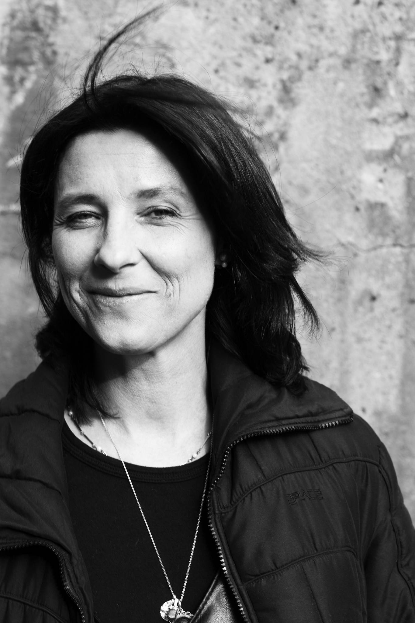 Frau halblanges Haar lächelnd